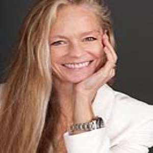 Suzy Amis Cameron